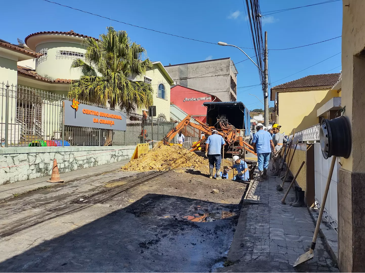 Rompimento de adutora no Centro compromete abastecimento de água em Santos Dumont